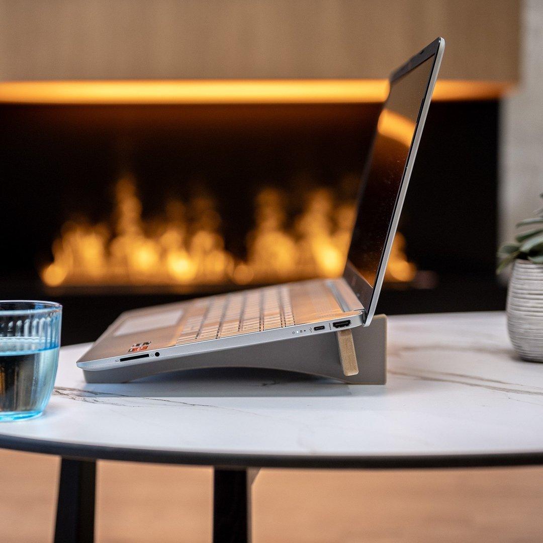 Βάση laptop — φινίρισμα γκρι — λεπτομέρεια και παρουσίαση προϊόντος