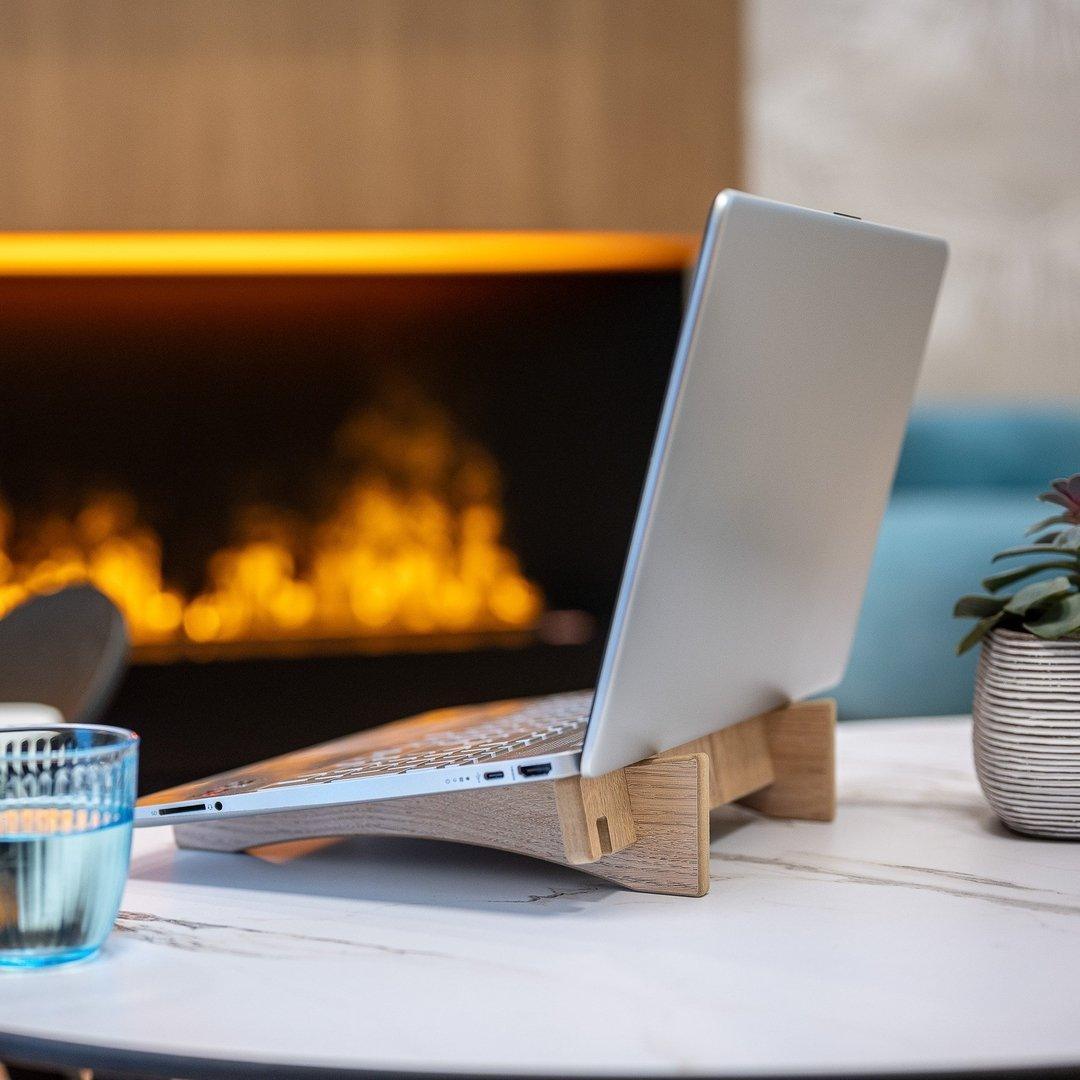 Βάση laptop — φινίρισμα ξύλινη όψη — λεπτομέρεια και παρουσίαση προϊόντος