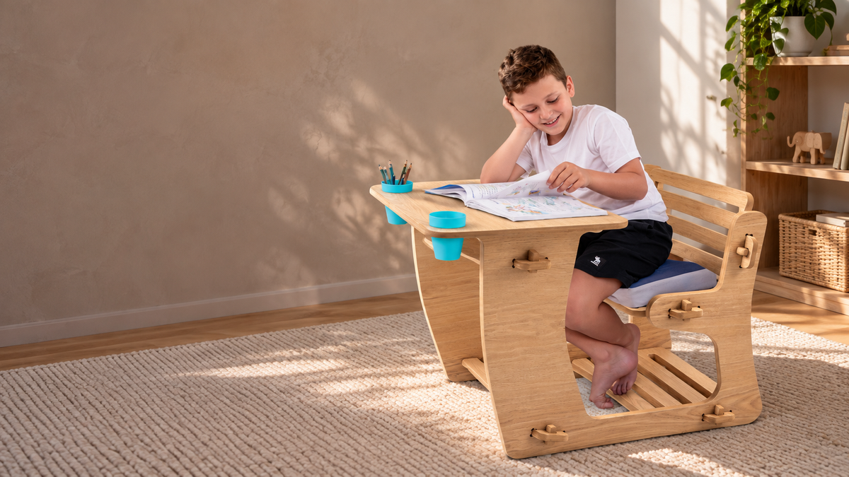 YLOMA Kids Desk — Όψη ξύλου σε παιδικό χώρο, ψηφιακά διαμορφωμένο σκηνικό