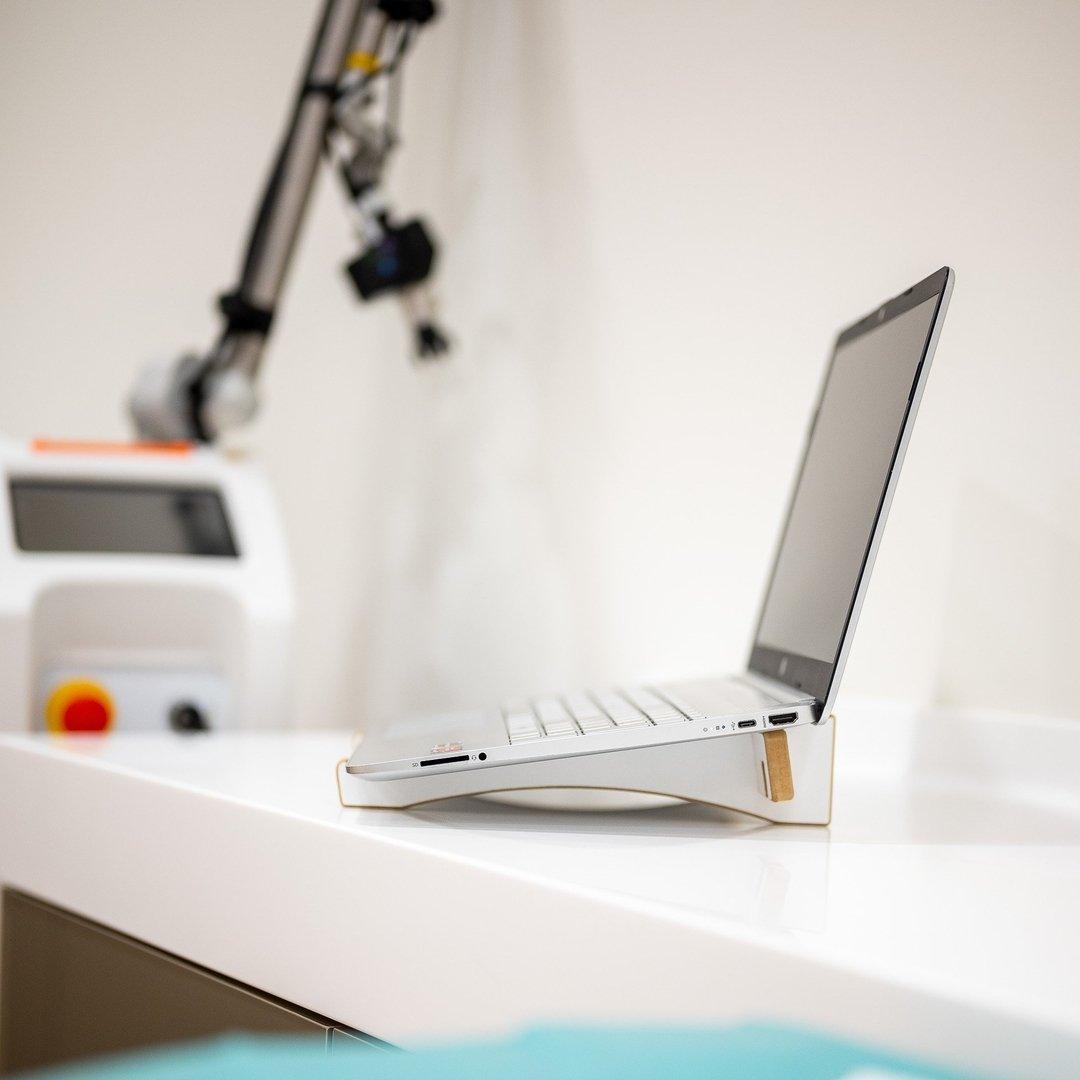 Βάση laptop — φινίρισμα λευκό — λεπτομέρεια και παρουσίαση προϊόντος